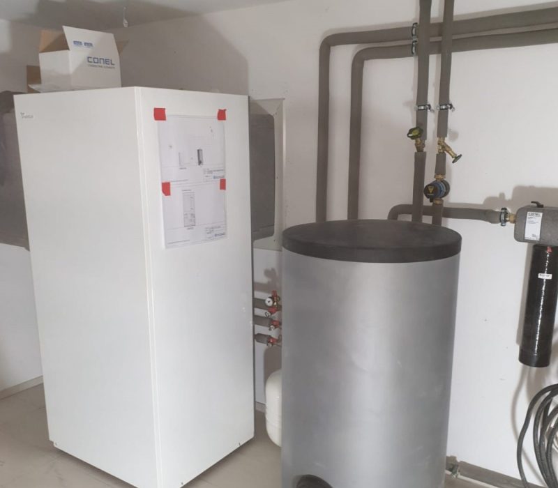 Montag-einer-Luft-Wasser-Wärmepumpe-in-einem-Neubau-in-München-Pasing-02-q6cmjm6v3bvwebgo11y4kr8qxswb19ekl27q11wd48