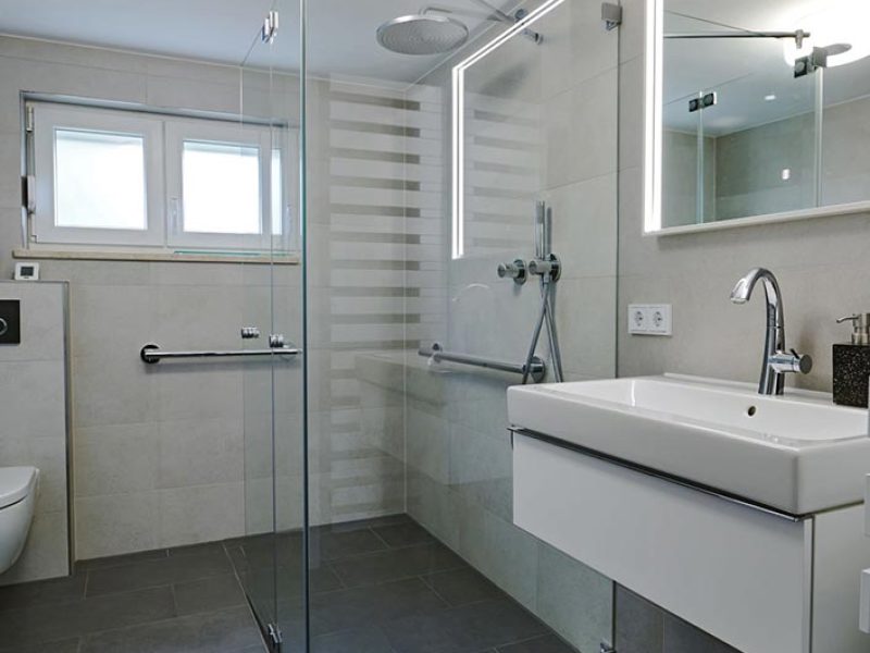 rollstuhlggeeignetes-mehrgenerationenbad_01